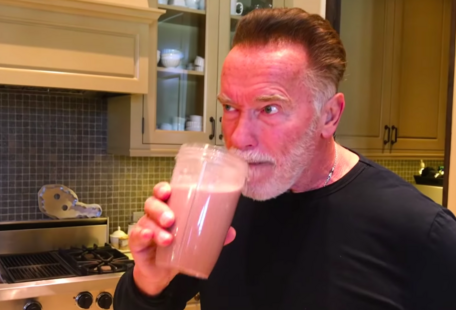 "Výzkum naznačuje, že nahrazení jednoho jídla proteinovým koktejlem ti může pomoci shodit pár kilo ve srovnání s běžnou dietou," říká Arnold Schwarzenegger