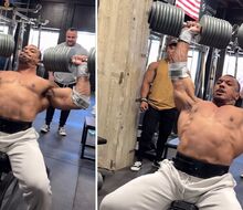 Larry Wheels lifted 4x400lb (181kg) on the "dumbbell shoulder press"!