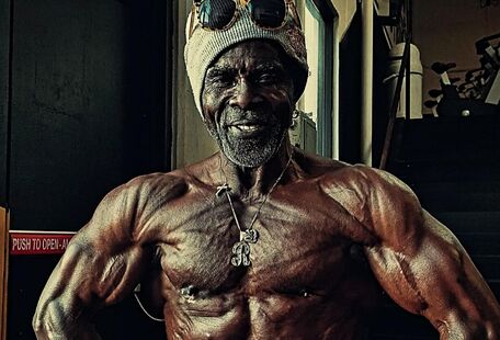 Robby Robinson šokuje! V 80 letech ukázal neuvěřitelnou formu a porovnal ji s fotografií před 56 lety!