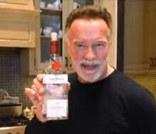 Arnold Schwarzenegger používá tequilu nebo pálenku k míchání proteinových koktejlů!