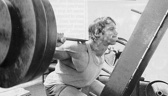 Arnold dřepuje