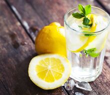 Co říká věda o pití vody s citrónem? Fakta VS. Mýty