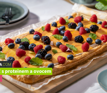 Letní koláč s proteinem a ovocem - #varimefit