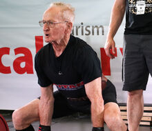 Trójboista siłowy Joe Stockinger wycisnął 3x183,7 kg w martwym ciągu na 90!