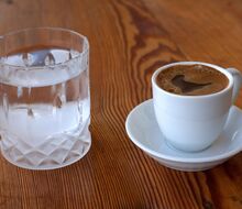 Kawa nie powoduje odwodnienia! Dlaczego mit o konieczności wypicia szklanki wody do espresso jest bzdurą