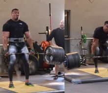 Larry Wheels zdvihol 3x421.8kg (930lbs)!