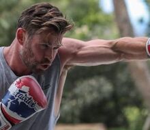 Chris "Thor" Hemsworth ukázal svoje chlpaté labky!