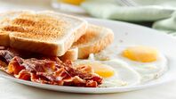 Není snídaně jako snídaně.  Slanina, vejce a toast Ti totiž dokáží zvýšit hladinu testosteronu, a ještě si pochutnáš!
