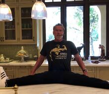 Arnold Schwarzenegger odhalil, že joga môže zlepšiť funkciu mozgu, znížiť stres a podporiť dlhodobé kognitívne zdravie