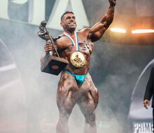 Derek Lunsford to dokázal a stal sa kráľom súťaže Mr. Olympia 2023! Podrobné výsledky a správa