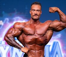 Voľná zostava Chrisa Bumsteada z Classic Physique Olympia 2022