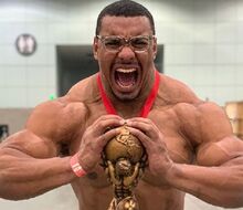 Larry Wheels to dokázal! Po svojich úlohách powerliftéra a kulturistu sa stal aj strongmanom!