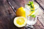 Ztrácet tuk, lépe trávit, detoxikovat tělo a žit déle díky pití vody s citrónem? Mrkneme se, co říká věda.