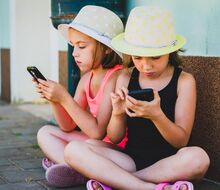 Kedy dať dieťaťu prvý mobilný telefón? Nová štúdia odhaľuje riziká, ktoré by rodičia nemali ignorovať