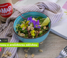 Šalát s quinoou a arašidovým dresingom - #varimefit