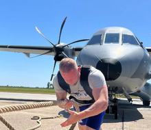 Silák Jiří Tkadlčík ťahal na lane 20-tonové vojenské lietadlo CASA C-295