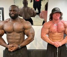 Samson Dauda pózuje s mladým influencerom Samom Sulekom