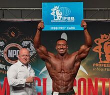 Larry Wheels sa stal profesionálom!