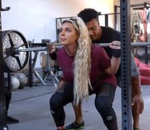 Kiera Jaston počas tréningu s Larrym Wheelsom drepuje 500 libier!