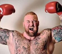 Hafthor Björnsson vyhráva svoj prvý profesionálny boxerský zápas!