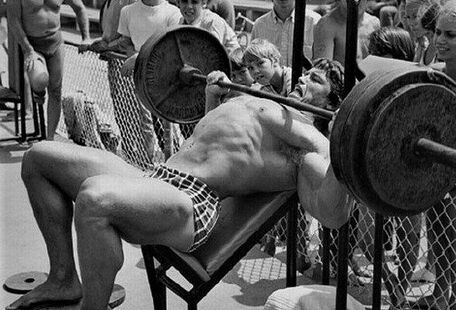 Arnold Schwarzenegger odhaluje své nejtěžší PR, jaké kdy zaznamenal v bench-pressu, mrtvém tahu a dřepu