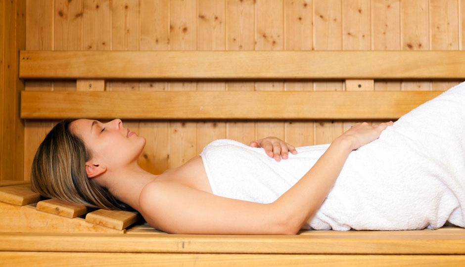 Žena odpočívá v sauně
