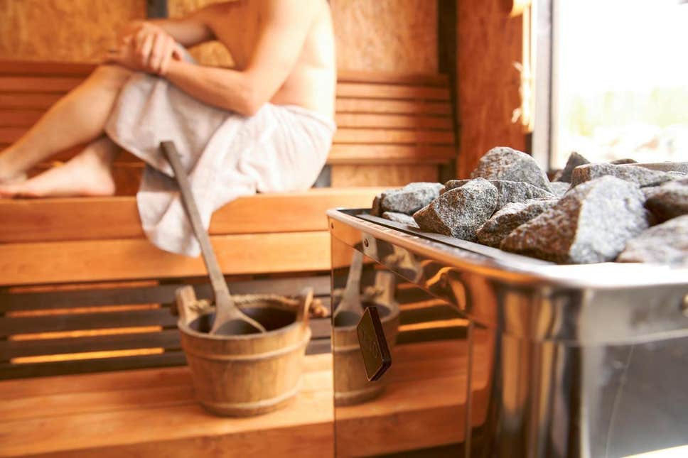 Muž sedí v sauně