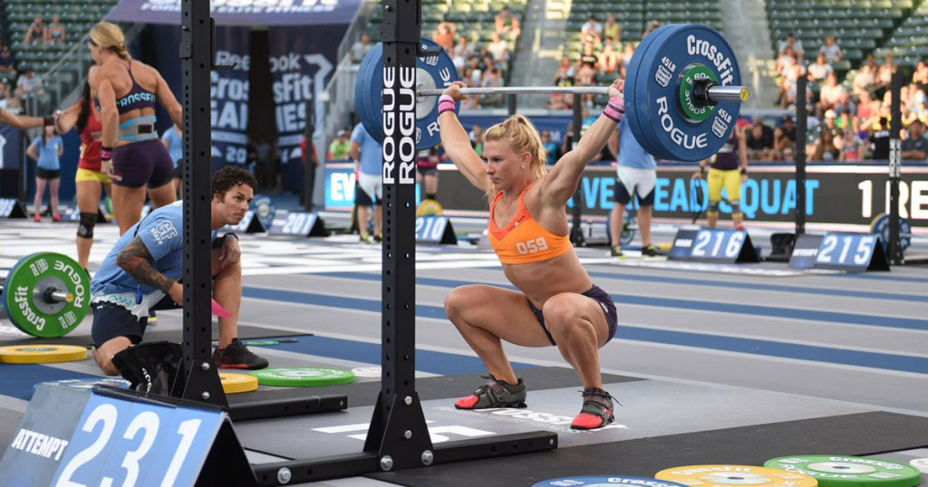 žena cvičí Over Head Squat
