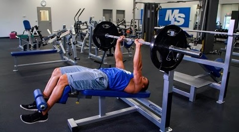 Bench press na úzko
