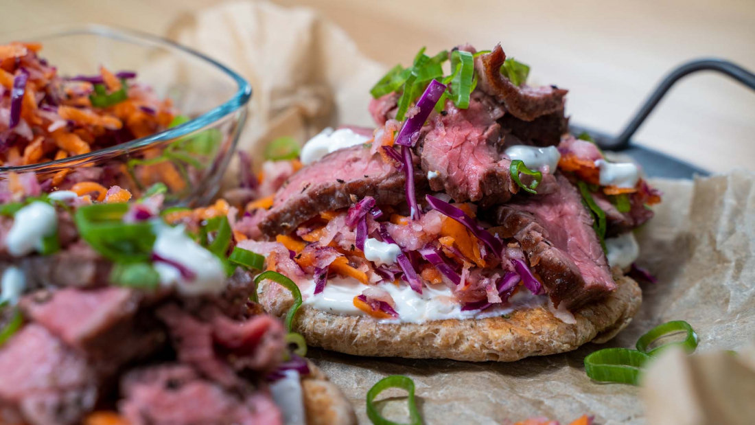 Flatbread s hovězím steakem a zeleninou