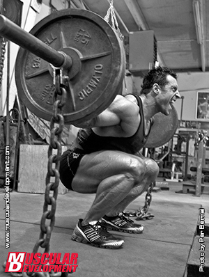 Muž, který dělá dřepy