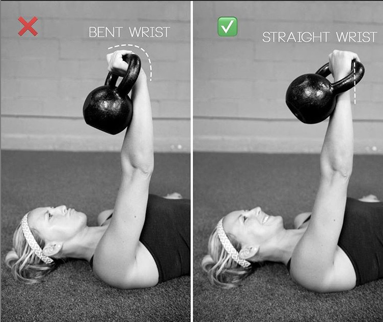 muž cvičí s kettlebell