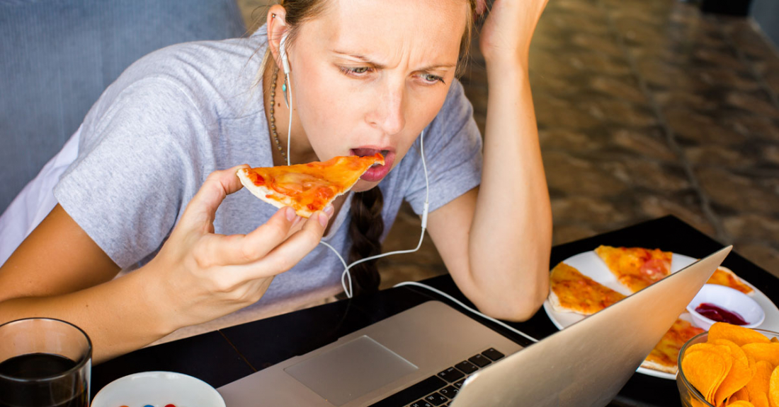 žena jí pizzu