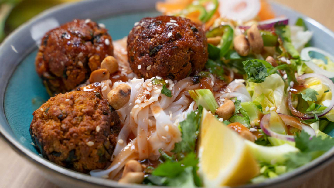 Vietnamské veganské tofu koule s rýžovými nudlemi
