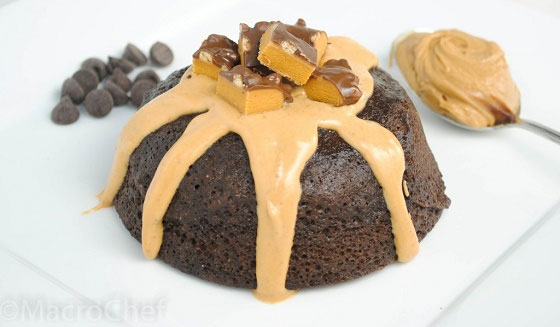 Mug cake s ozdobou plnou bílkovin