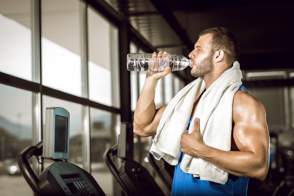 muž pije vodu muž pije vodu