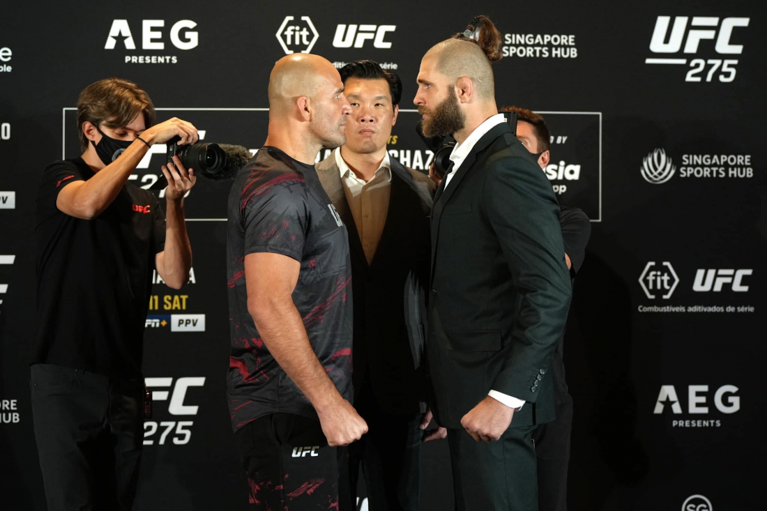 Glover Teixeira a Jiří Procházka během staredownu.