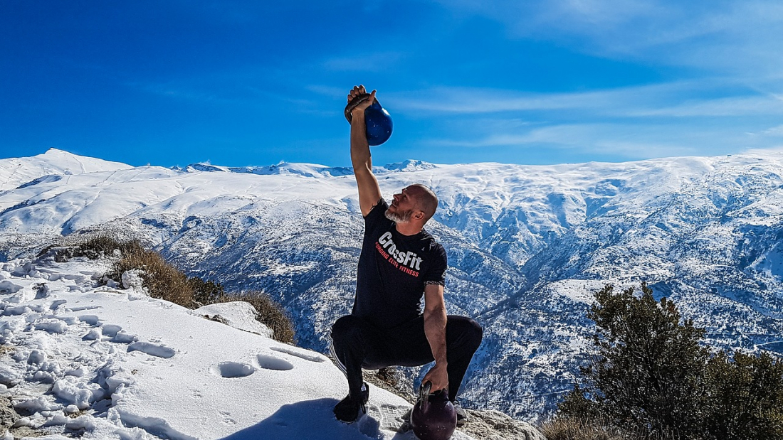 muž s kettlebell