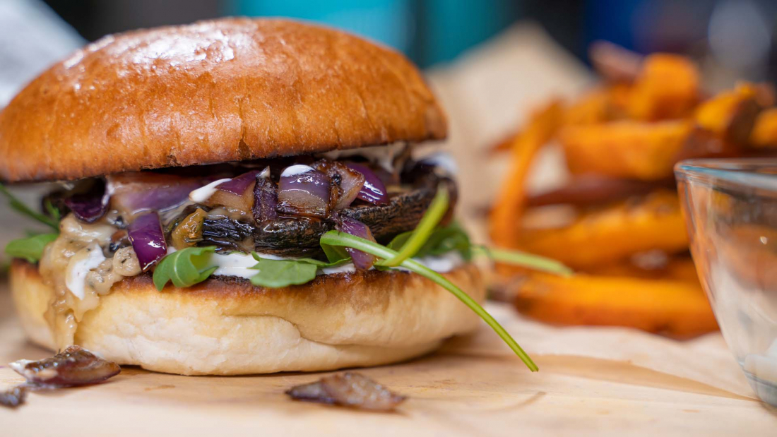 Portobello burger s batátovými hranolky
