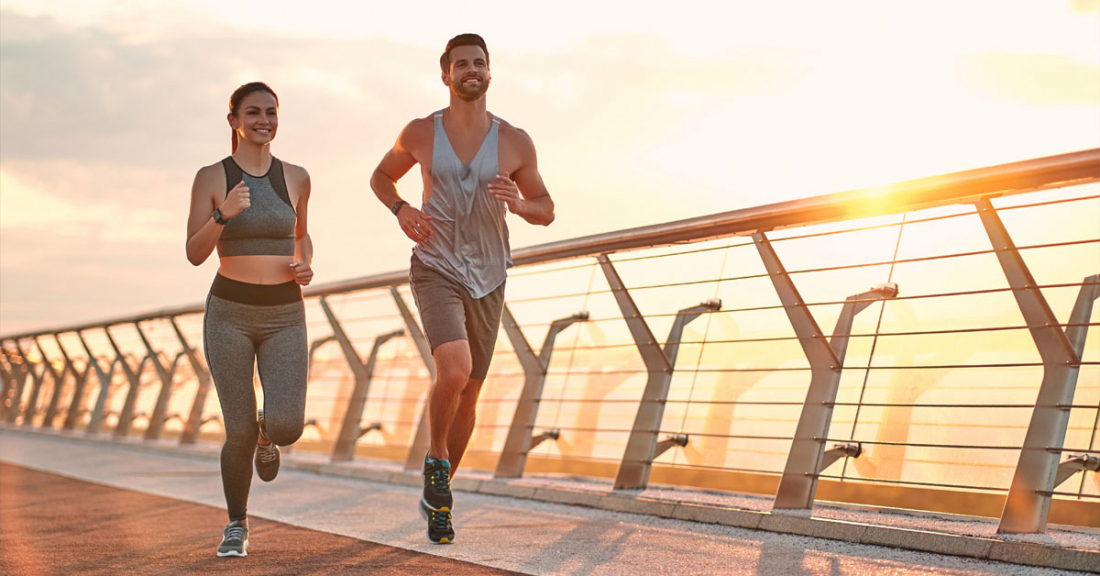 žena a muž běhají