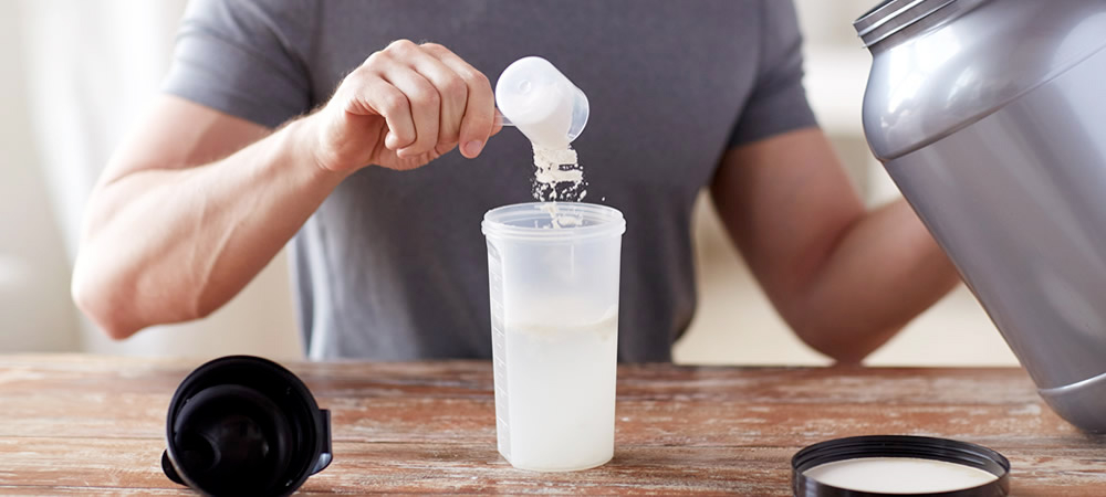 muž si sype protein