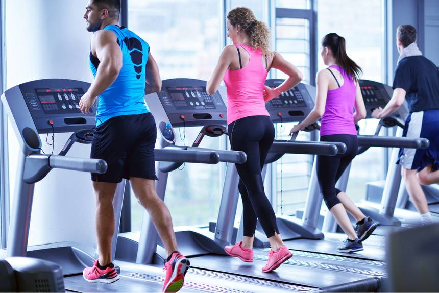 fitness sportovci běhají na pásu