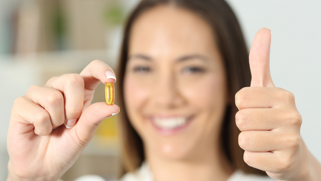 Žena bere vitamíny