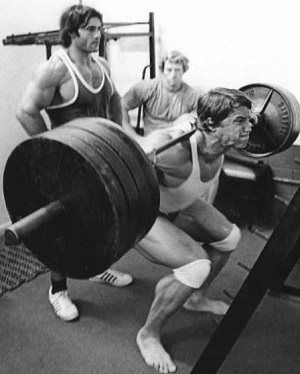 arnold schwarzenegger dělá dřepy