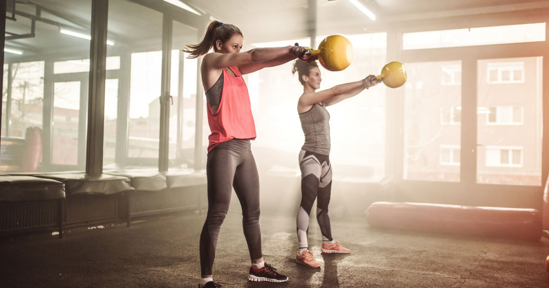 Ženy, které cvičí kettlebell swing